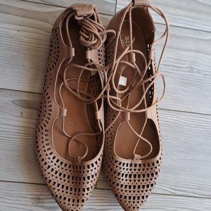 Mossimo Women’s Laser Cut Pointed Toe Shoes flats size 9.5 neutral lace up.